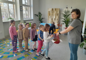 Dzieci zwiedzają bibliotekę