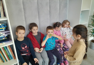 Dzieci zwiedzają bibliotekę