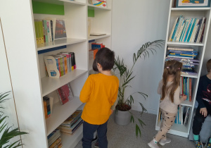 Dzieci zwiedzają bibliotekę