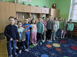 Przedszkolaki poznają szkołę.