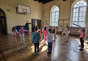 zabawy ruchowe na sali gimnastycznej