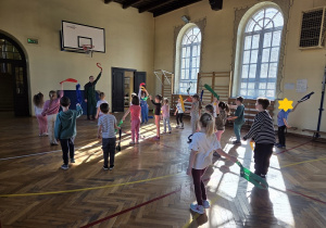 zabawy ruchowe na sali gimnastycznej