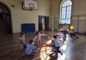 zabawy ruchowe na sali gimnastycznej