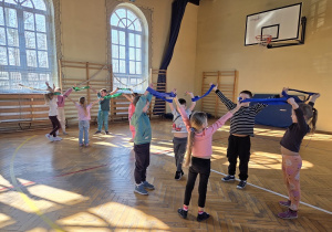 zabawy ruchowe na sali gimnastycznej