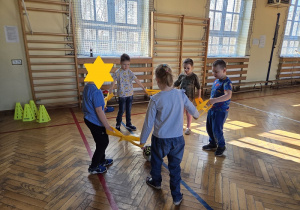 zabawy ruchowe na sali gimnastycznej