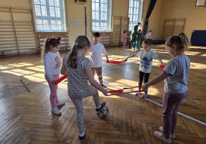 zabawy ruchowe na sali gimnastycznej