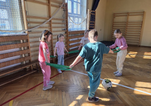 zabawy ruchowe na sali gimnastycznej