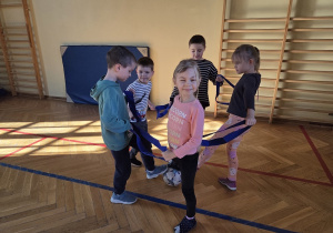 zabawy ruchowe na sali gimnastycznej