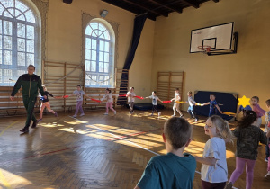 zabawy ruchowe na sali gimnastycznej