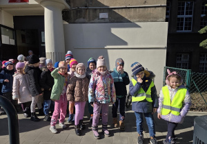 wspólne zdjęcie przed wejściem do szkoły