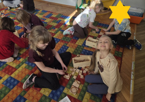 dzieci układają litery