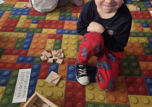 dzieci układają litery