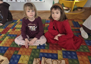 dzieci układają litery