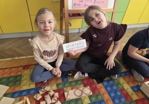 dzieci układają litery