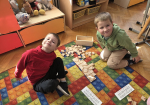 dzieci układają litery