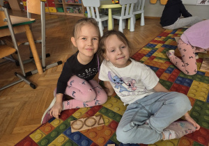 dzieci układają litery