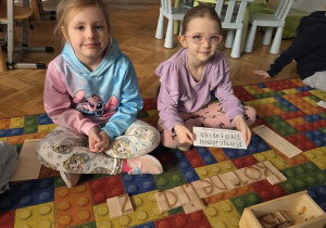 dzieci układają litery