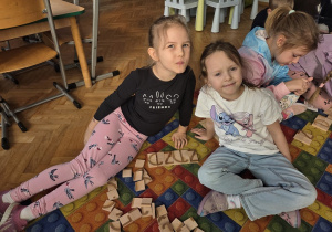 dzieci układają litery