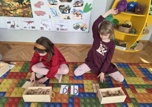 dzieci układają litery