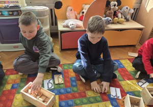 dzieci układają litery