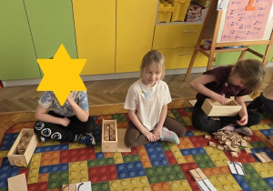 dzieci układają litery