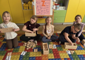 dzieci układają słowa