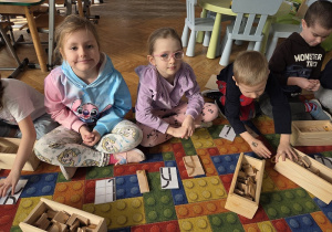 dzieci układają słowa