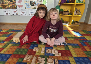 dzieci układają słowa