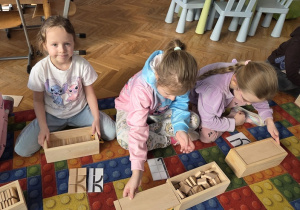 dzieci układają słowa