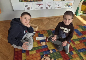 dzieci układają słowa