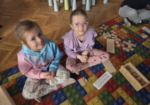 dzieci układają litery