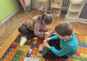 dzieci układają litery