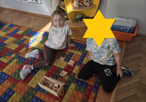 dzieci układają litery