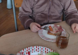 dzieci komponują kanapki