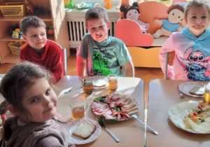 dzieci siedż przy szweckim stole