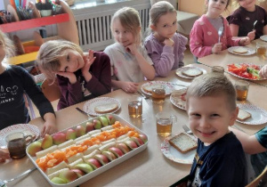 dzieci komponują kanapki