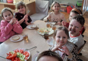 dzieci komponują kanapki