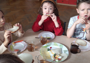 dzieci komponują kanapki