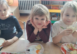 dzieci komponują kanapki