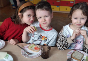 dzieci komponują kanapki