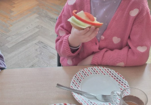 dzieci komponują kanapki