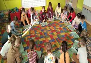 układamy cyfrę z figur i tworzymy z włóczki