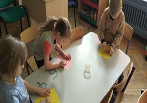 pisanie szóstki na kartkach