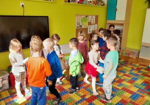 Chłopcy składają dziewczynkom życzenia