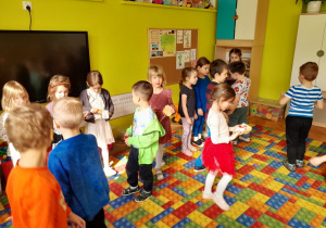 Chłopcy składają dziewczynkom życzenia