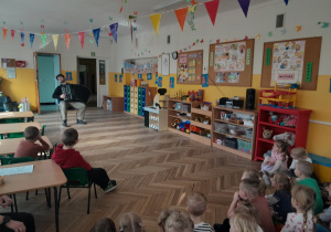 Dzieci słuchają brzmienia akordeonu