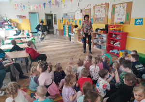 Dzieci słuchają brzmienia akordeonu