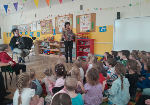 Dzieci słuchają brzmienia akordeonu