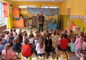 Dzieci oglądają przedstawienie