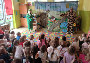 Dzieci oglądają przedstawienie